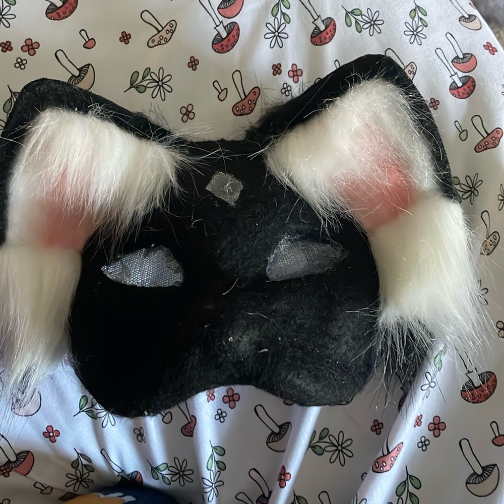 Feline mask!! New mask|cat| w/clip on bow accessory! Vision is clear! Durable!!!